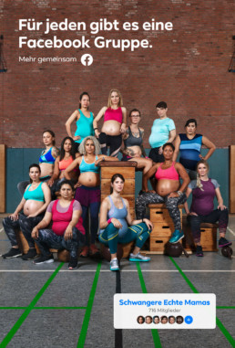 In einer Turnhalle sitzen und stehen hochschwangere Frauen in ihrer Sportkleidung auf Schwedenkästen.