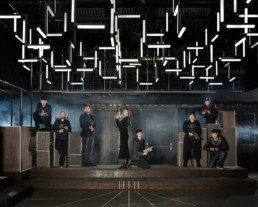 Inszeniertes Gruppenbild von Mitglieder eines Lasertag-Clubs. Die Männer und Frauen posieren mit Ihren Lasertag-Phaser in einem dunklen Raum.