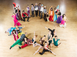 In einem grossen Saal posieren verschiedenste Kursteilnehmer der Klubschule Migros, welche einen Tanz-Kurs besuchen.
